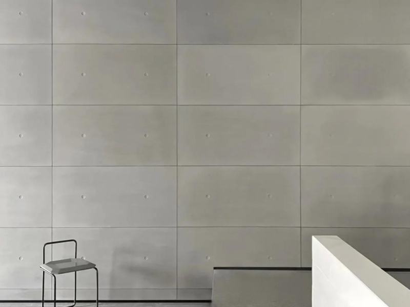 Decorative concrete panels: a dialogue between time and space